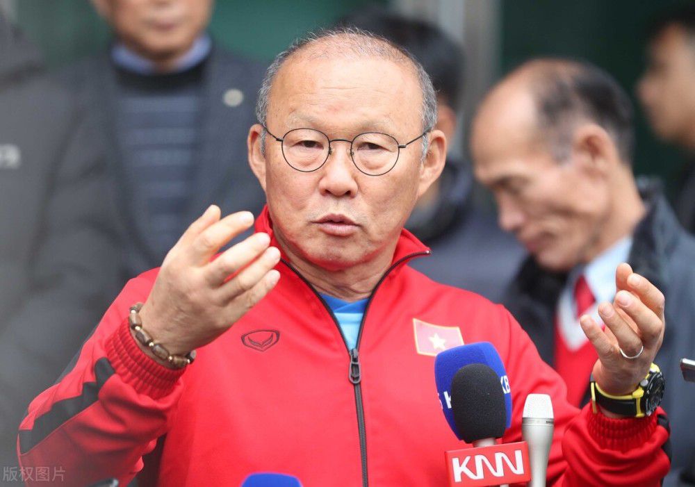 闷闷的回了一个字，嗯……男人将下巴轻搁在她的头顶，室内一片安静，她的呼吸声轻而浅，这样抱着她，他觉得很安心，也无惧未来的狂风暴雨。